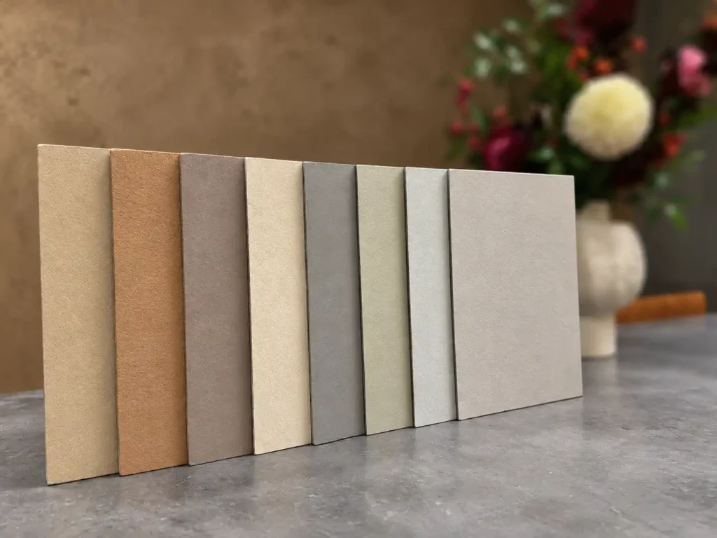 De acht kleuren microtopping naast elkaar, van wit en lichtgrijs tot beige en warme bruintinten
